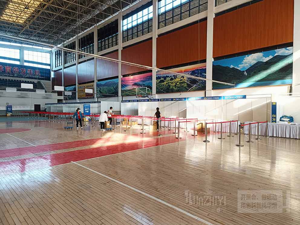 馬拉松活動(dòng)中使用紅色隔離帶