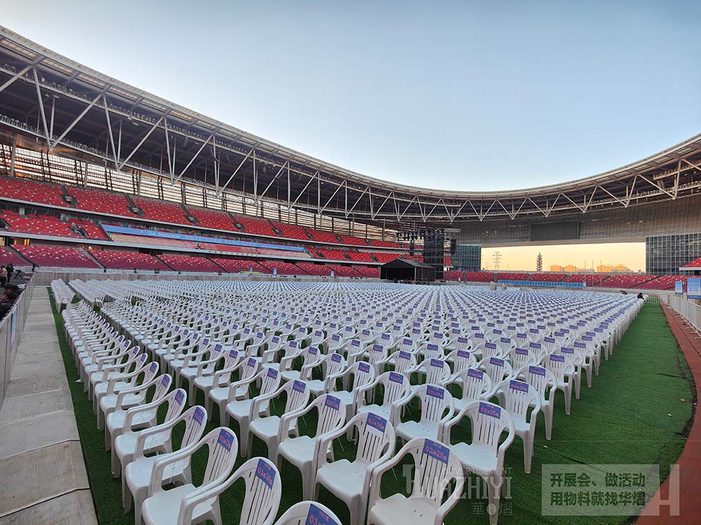 沙灘椅租賃公司助力音樂嘉年華現(xiàn)場