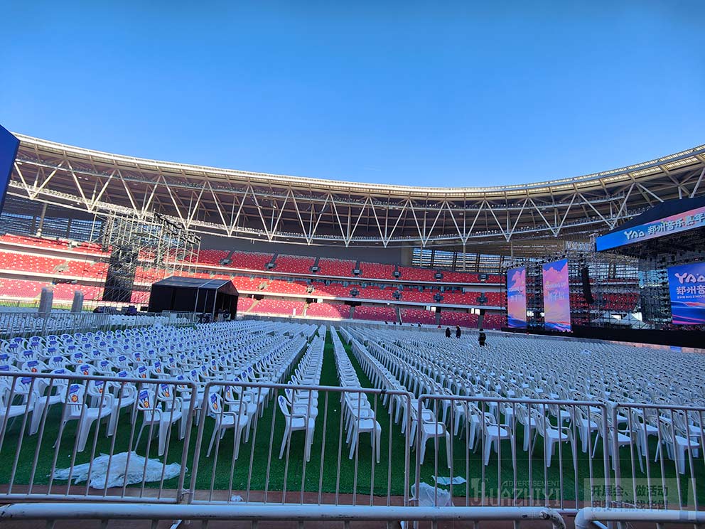 沙灘椅租賃公司助力音樂嘉年華現(xiàn)場