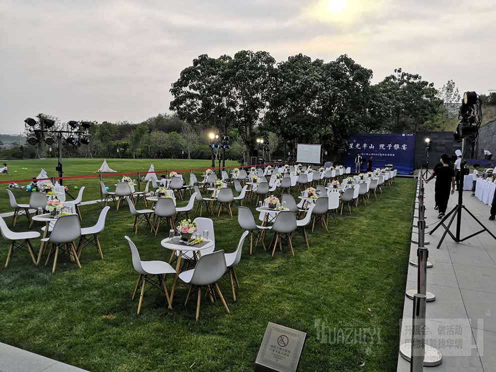 伊姆斯桌椅租賃現(xiàn)場注重舒適性和實(shí)用性