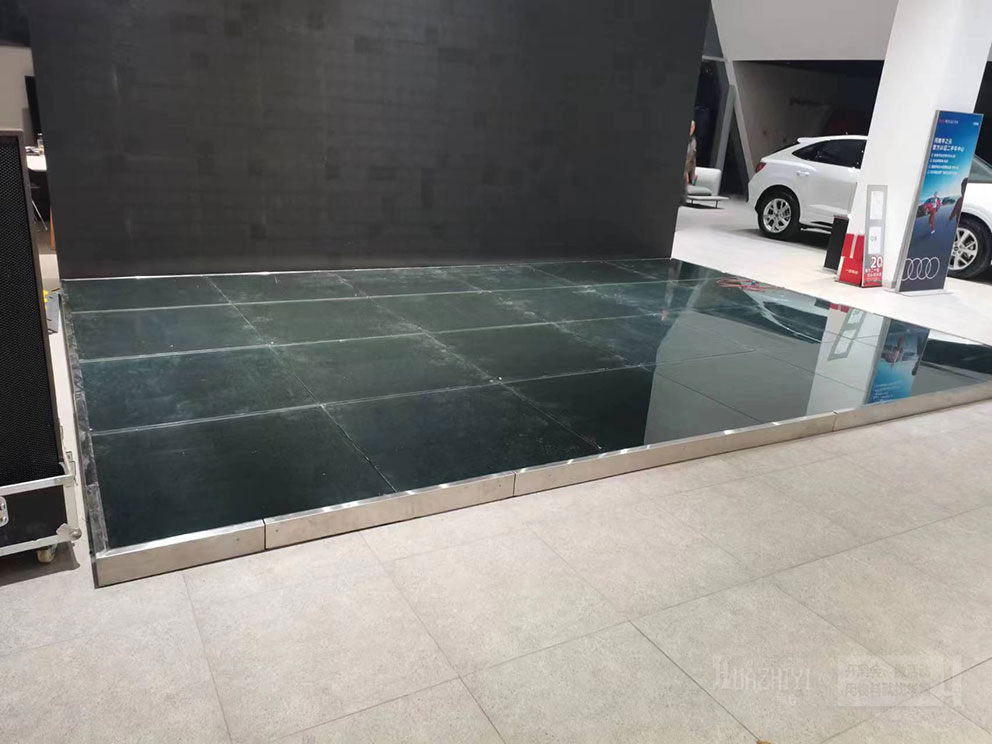 豐之元玻璃地臺(tái)現(xiàn)場(chǎng)鋪設(shè)