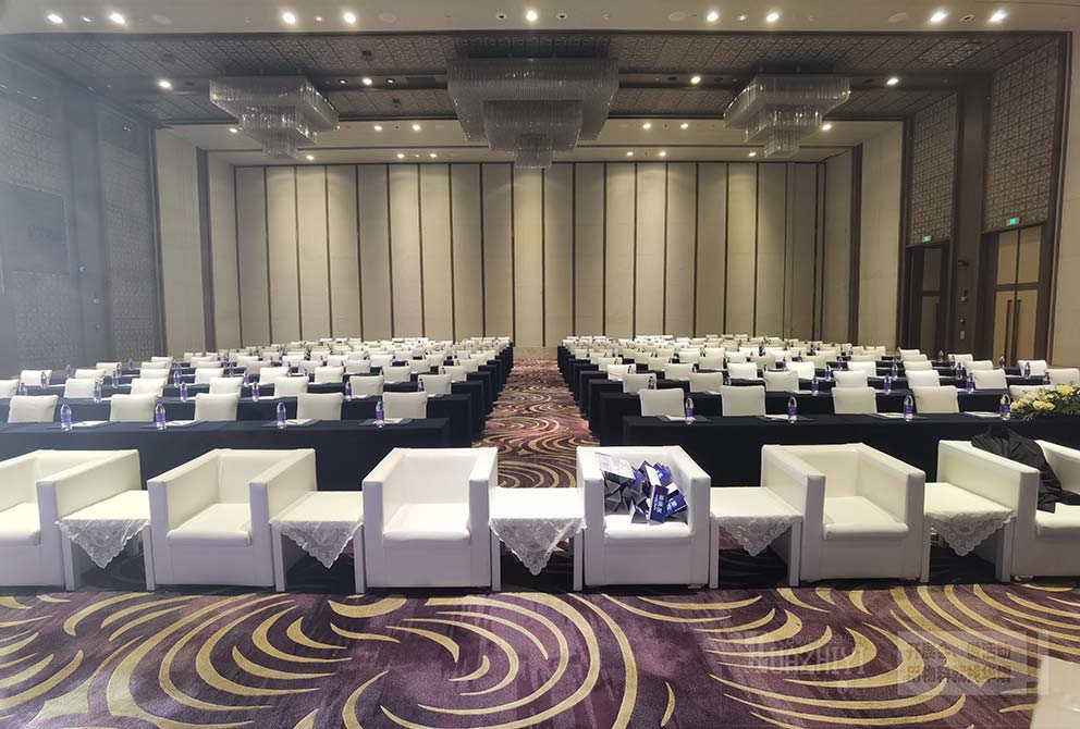 酒店臨時(shí)活動(dòng)租賃使用白色皮質(zhì)沙發(fā)和茶幾