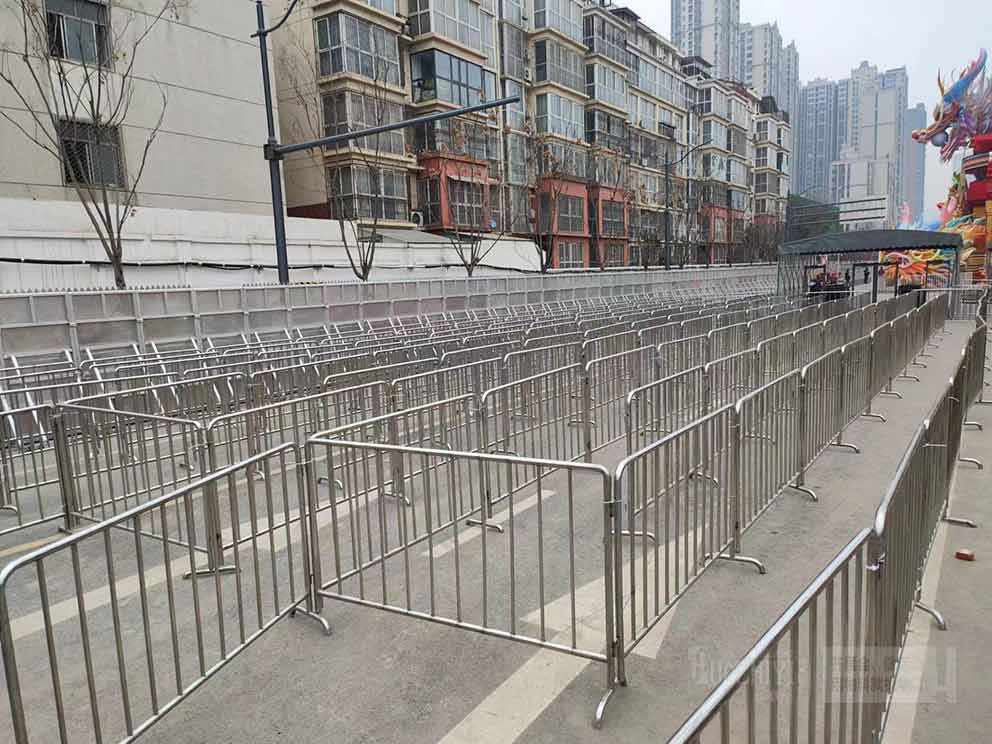 室外燈會現(xiàn)場出租使用鐵馬護欄的好處