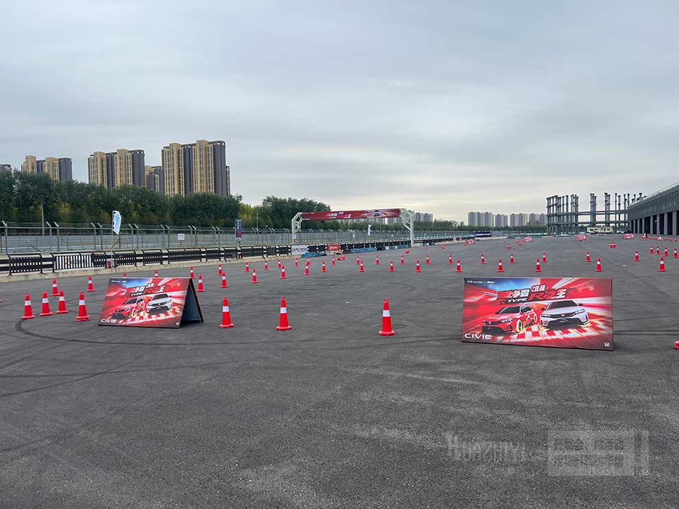 錐筒租賃公司華熠助力賽車場試駕現(xiàn)場