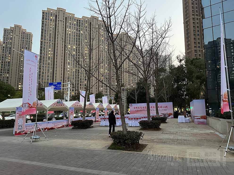 新式帳篷出租作為活動現(xiàn)場產(chǎn)品展銷篷的好處