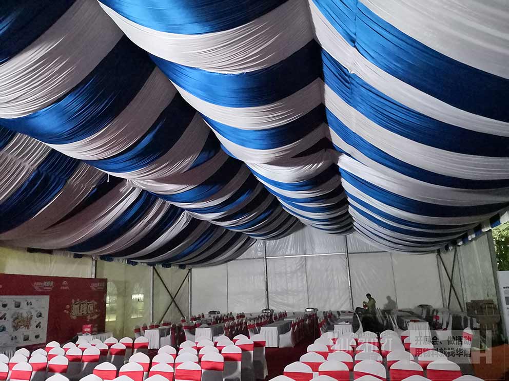 藍(lán)白相間的紗幔軟裝可以塑造清新自然活動現(xiàn)場