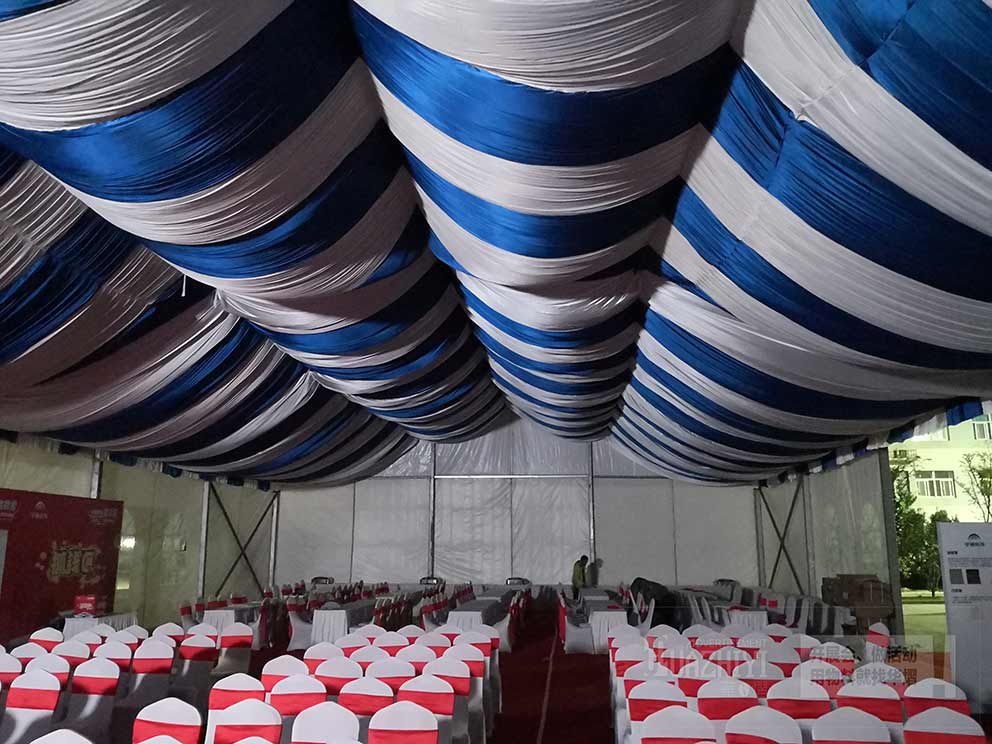 藍(lán)白相間的紗幔軟裝可以塑造清新自然活動現(xiàn)場