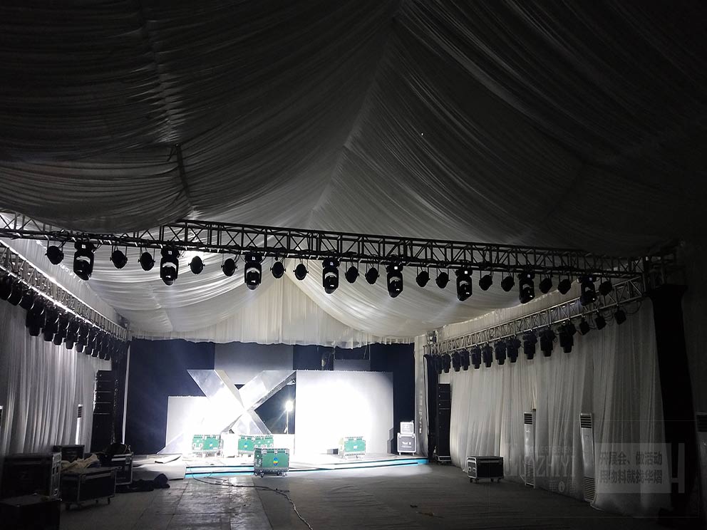 大型篷房內(nèi)搭配使用燈光架營造更好活動現(xiàn)場
