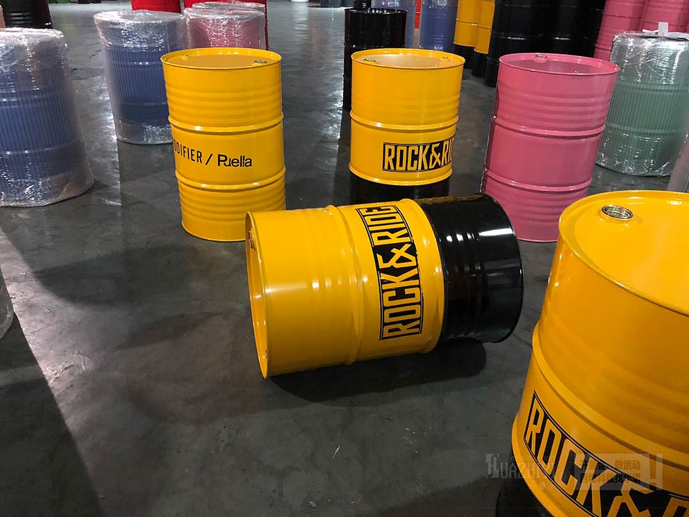 油桶作為一種裝飾用在活動現(xiàn)場很有創(chuàng)意