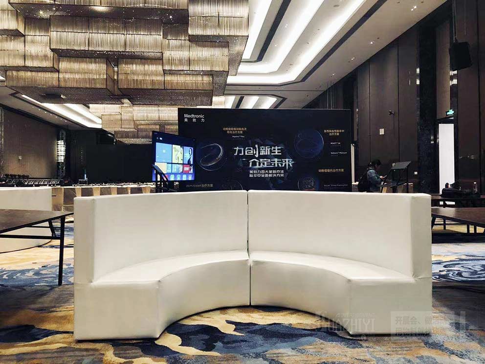 弧形卡座沙發(fā)出租適合用來塑造優(yōu)雅造型