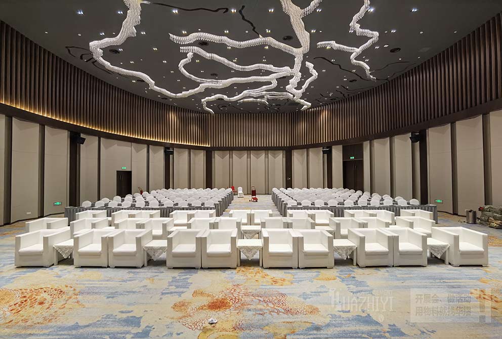 皮質(zhì)沙發(fā)租賃搭配茶幾很適合用在酒店臨時活動上