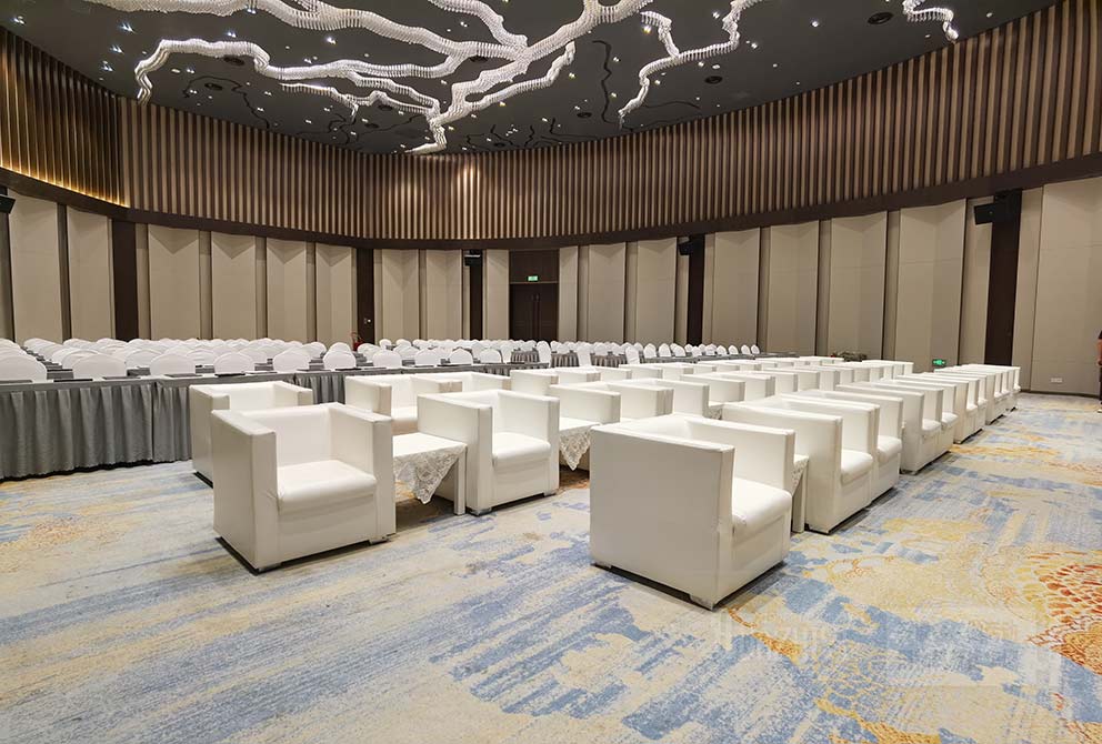 皮質(zhì)沙發(fā)租賃搭配茶幾很適合用在酒店臨時活動上