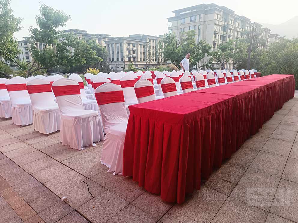 桌椅出租公司圓滿完成布場—桌椅一線排列，彰顯風(fēng)范