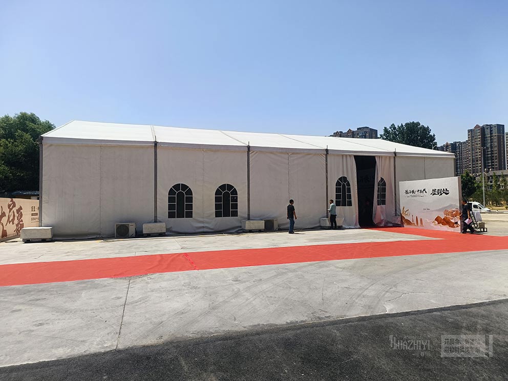 篷房租賃公司搭建藝茂倉豫酒體驗(yàn)中心盛大啟幕式現(xiàn)場(chǎng)篷房