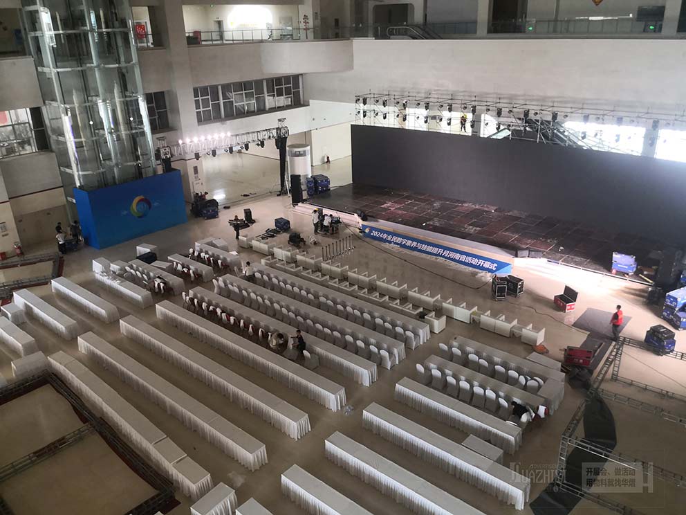 鄭州桌椅出租廠家布置信陽(yáng)百花會(huì)展中心室內(nèi)會(huì)場(chǎng)