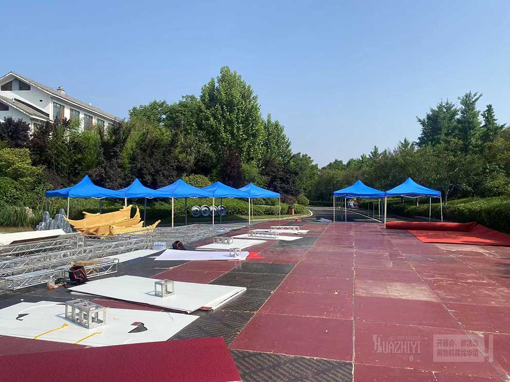 鄭州帳篷出租廠家已經(jīng)將室外簡易帳篷搭建完成
