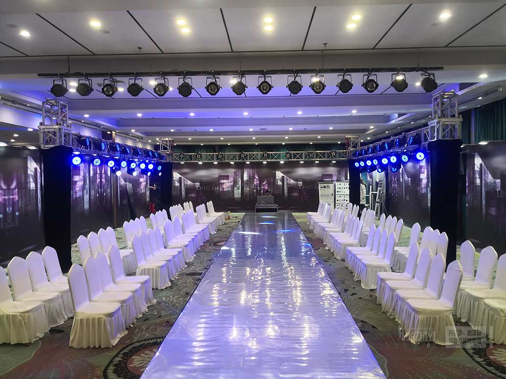 鄭州桌椅租賃是這樣布置活動發(fā)布會現(xiàn)場的