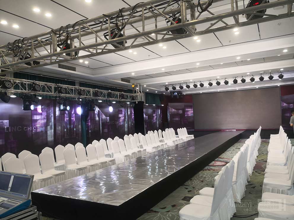 鄭州桌椅租賃是這樣布置活動發(fā)布會現(xiàn)場的