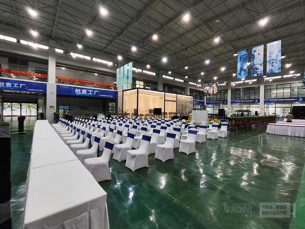 鄭州桌椅出租廠家布場(chǎng)完成，整齊劃一服務(wù)標(biāo)準(zhǔn)化