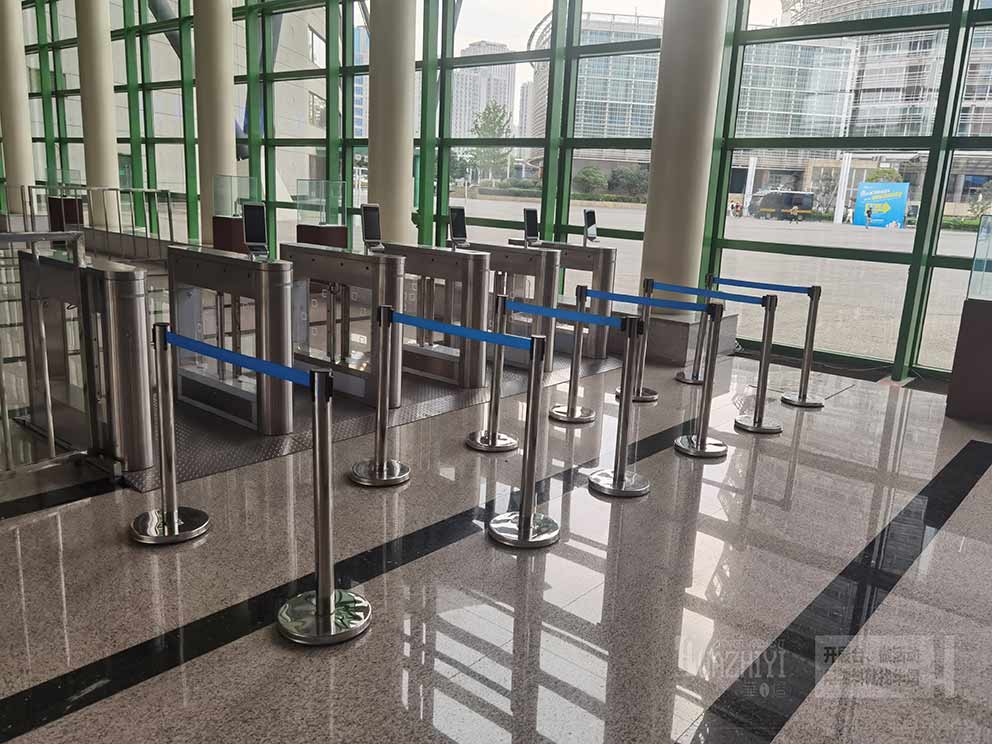 鄭州國(guó)際會(huì)展中心展會(huì)參觀通道使用了鄭州華熠鐵馬出租廠家提供的護(hù)欄