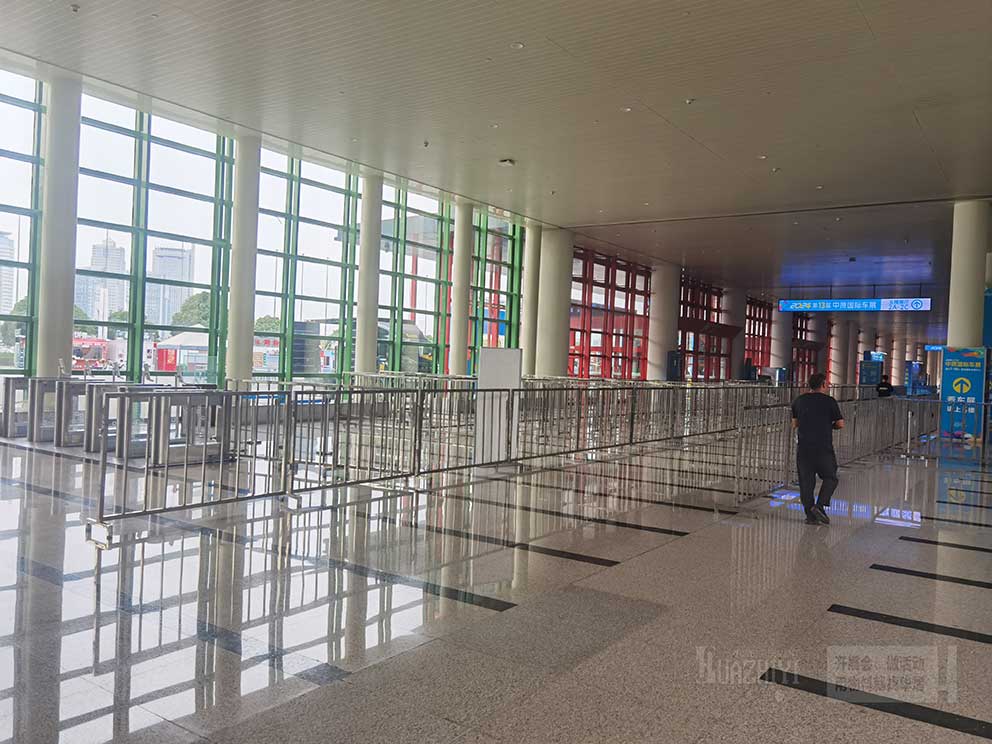 鄭州國(guó)際會(huì)展中心展會(huì)參觀通道使用了鄭州華熠鐵馬出租廠家提供的護(hù)欄