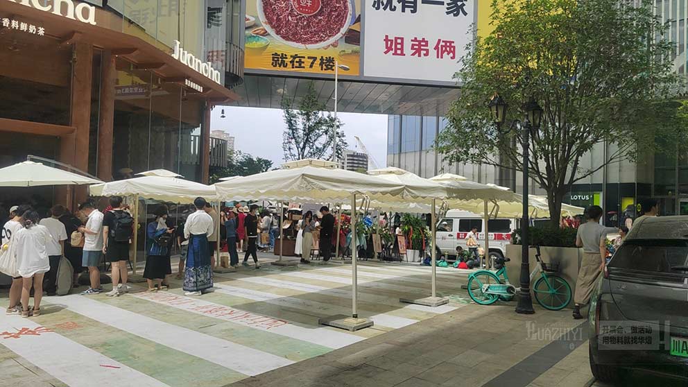 鄭州單邊傘租賃助力正弘城茶飲活動(dòng)，防曬又美觀