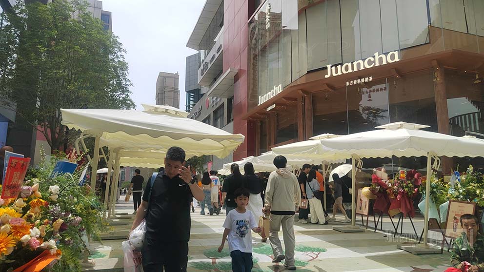 鄭州單邊傘租賃助力正弘城茶飲活動(dòng)，防曬又美觀