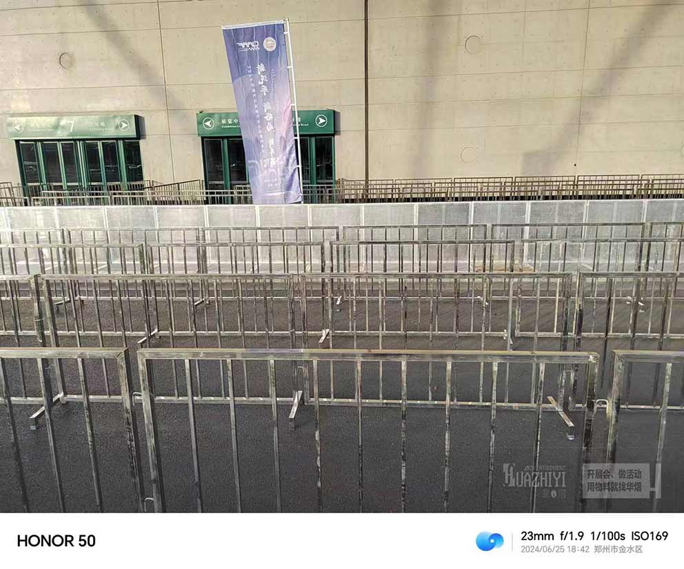 鄭州鐵馬護(hù)欄租賃廠家布置現(xiàn)場的注意事項(xiàng)講解