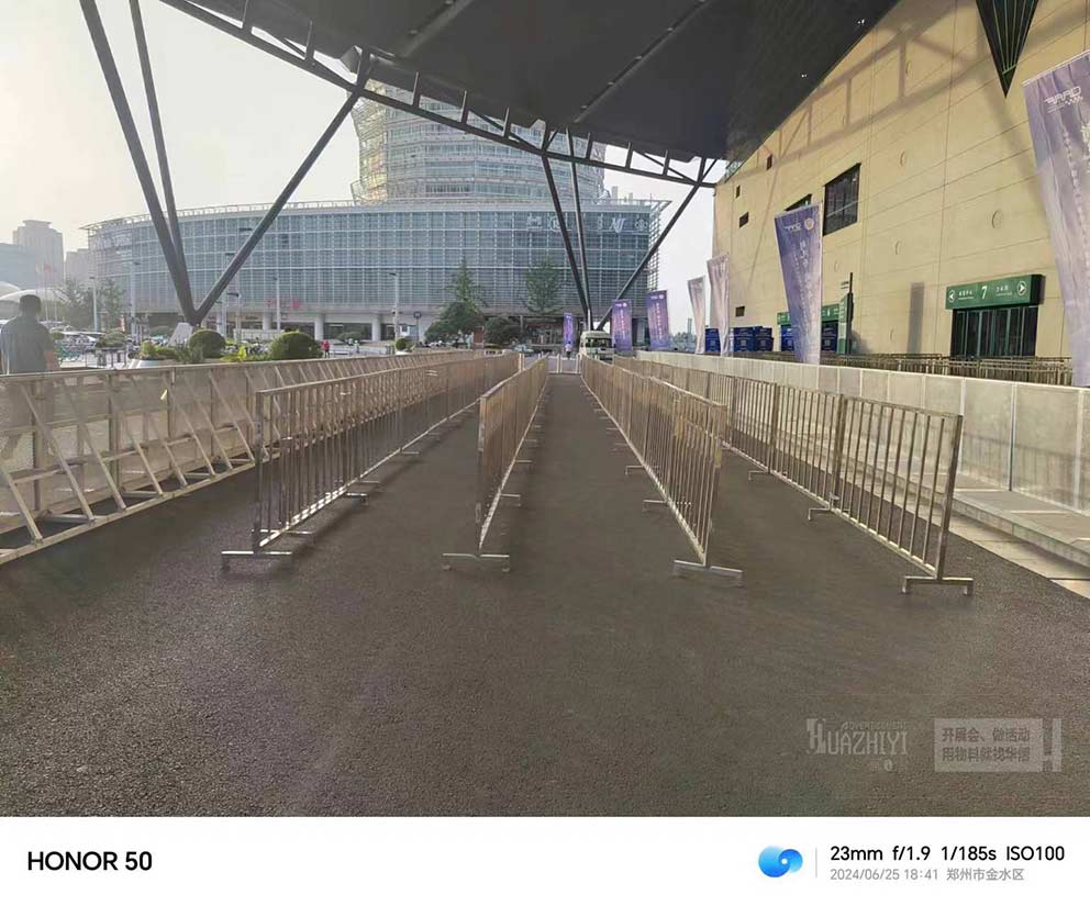 鄭州鐵馬護(hù)欄租賃廠家布置現(xiàn)場的注意事項(xiàng)講解