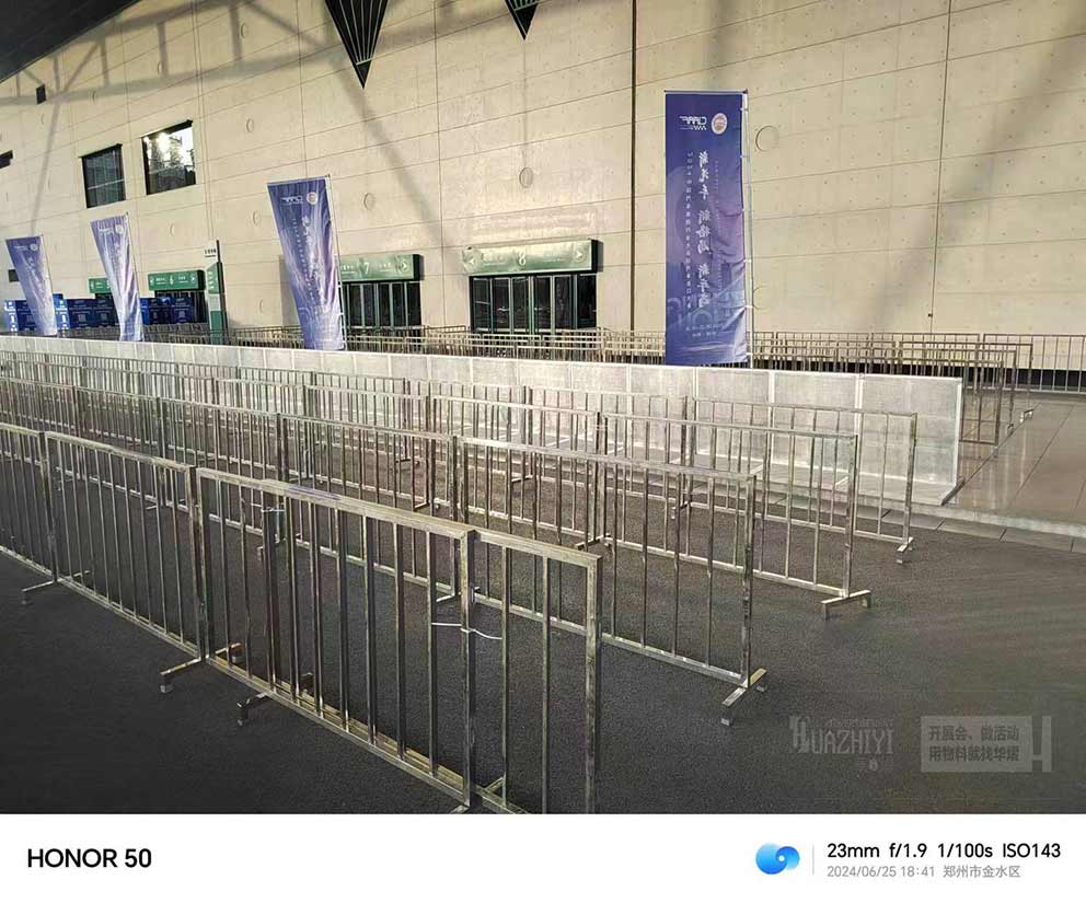 鄭州鐵馬出租提供的方管不銹鋼護(hù)欄受到大家的一致好評