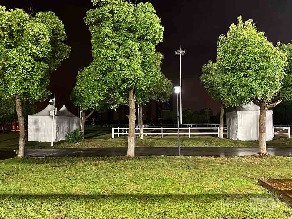 鄭州篷房租賃廠家提供了馬術(shù)障礙賽現(xiàn)場的一座座尖頂篷房