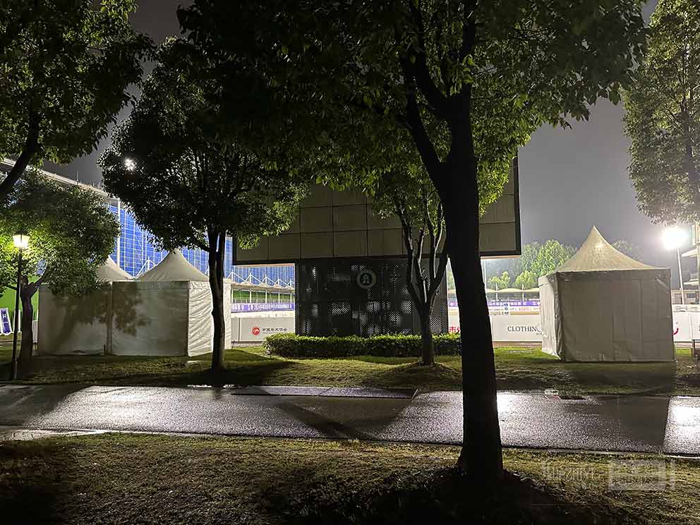 鄭州篷房租賃廠家提供了馬術(shù)障礙賽現(xiàn)場的一座座尖頂篷房