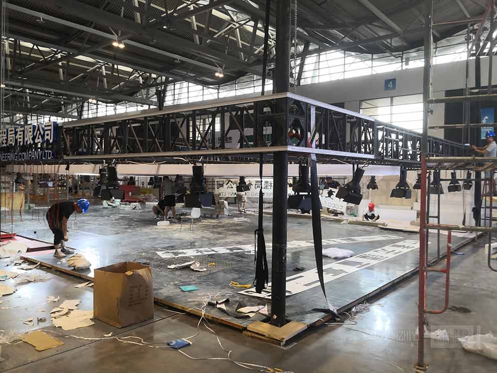 鄭州舞臺出租廠家正在鋪設中原國際會展中心地臺現場