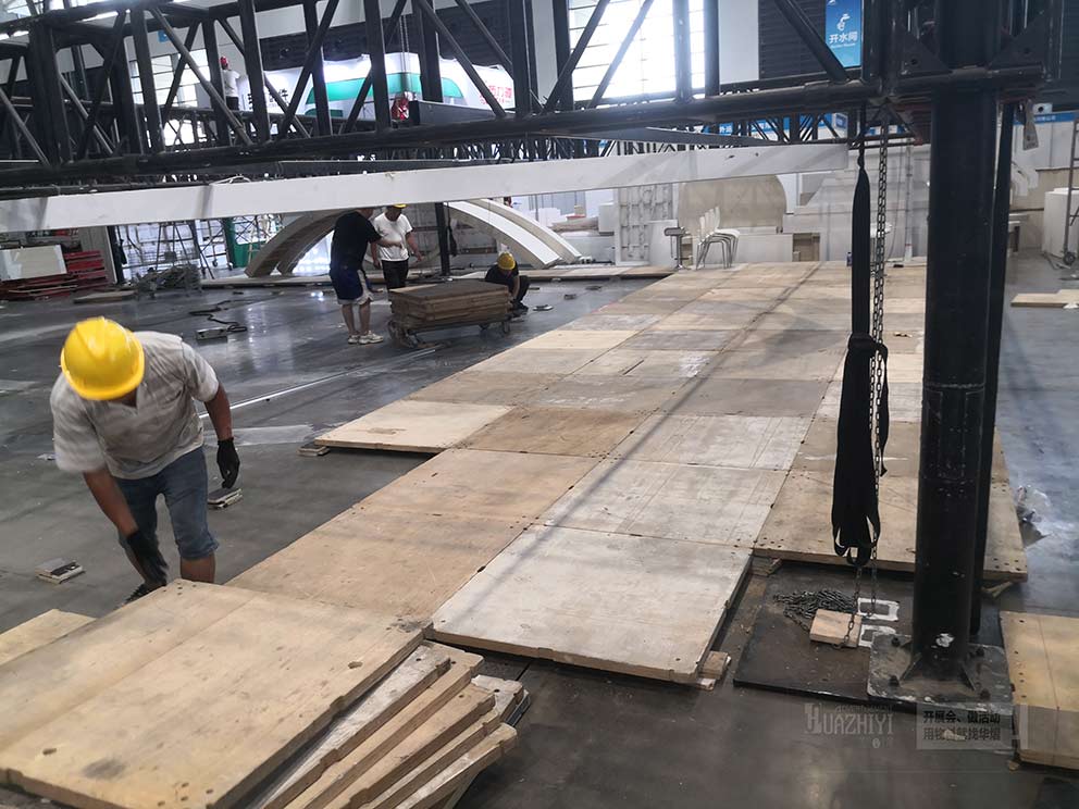 鄭州舞臺出租廠家正在鋪設中原國際會展中心地臺現場