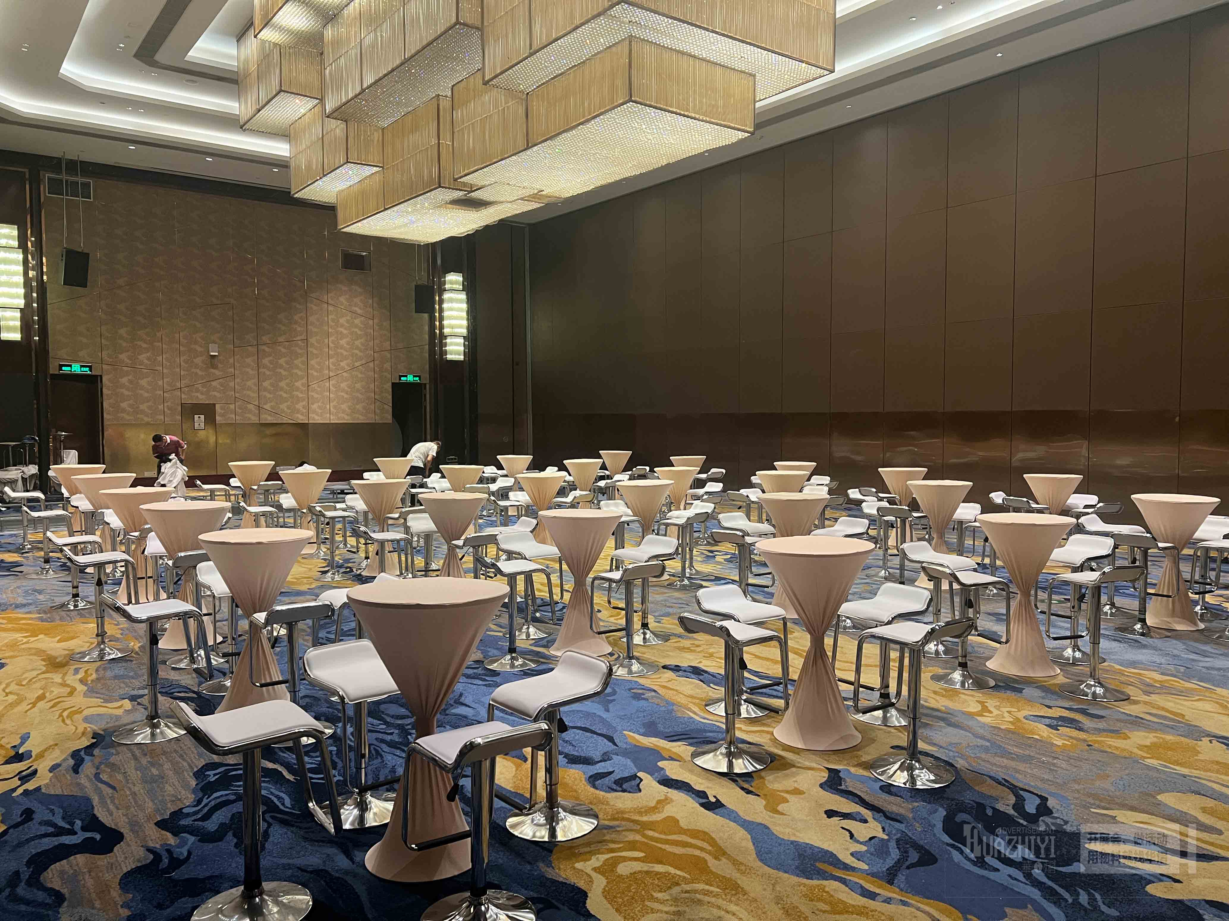 鄭州桌椅出租提供的吧桌吧椅別具一格十分美觀