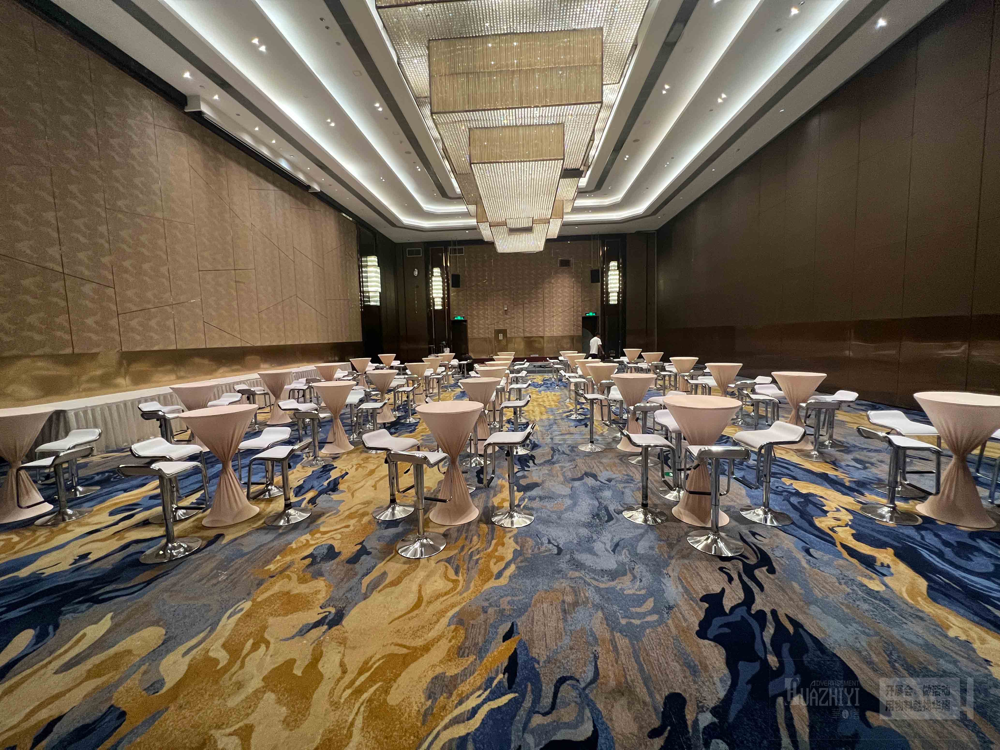 鄭州桌椅出租提供的吧桌吧椅別具一格十分美觀