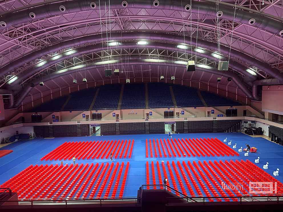 鄭州桌椅出租廠家布置臨時會場現(xiàn)場，紅色塑料凳整齊劃一