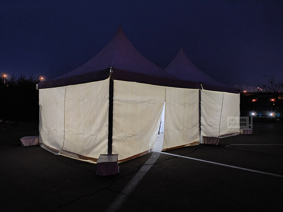 開封篷房租賃廠家搭建的尖頂篷房在夜色中是這樣的