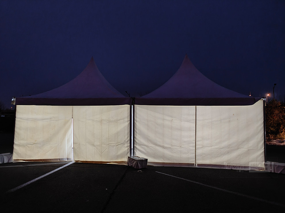 開封篷房租賃廠家搭建的尖頂篷房在夜色中是這樣的