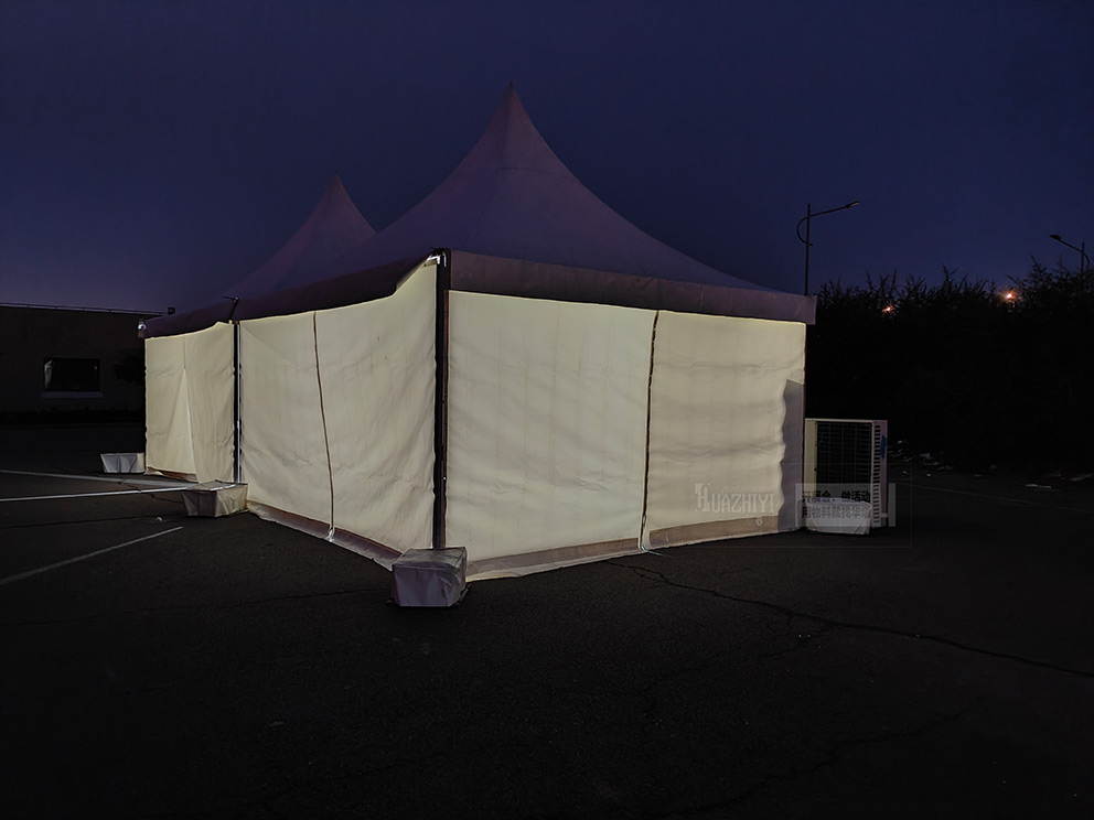 開封篷房租賃廠家搭建的尖頂篷房在夜色中是這樣的