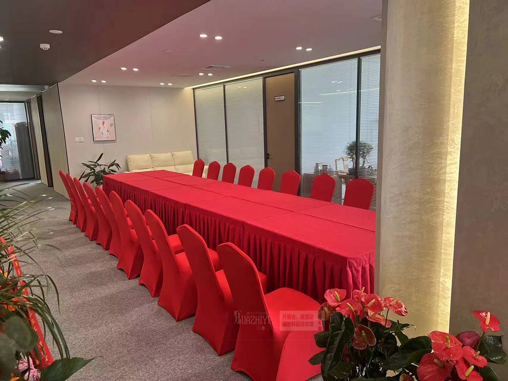 鄭州桌椅出租可以提供全套紅色的桌布和椅套