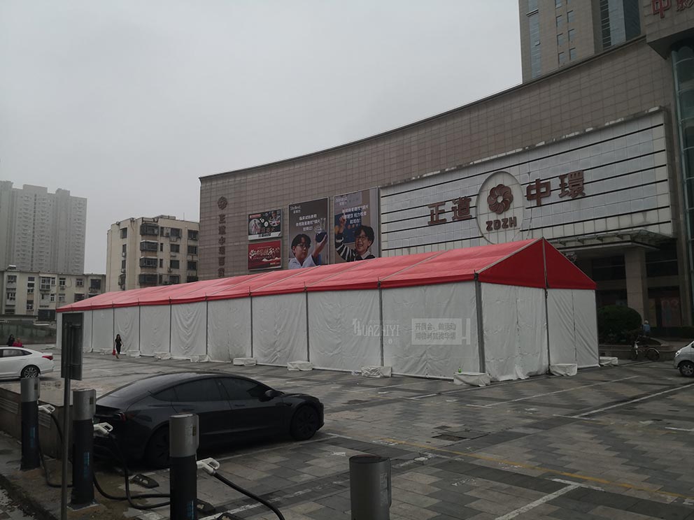 鄭州華熠篷房租賃廠家夏季布場—紅頂白篷篷房已經(jīng)搭建完畢