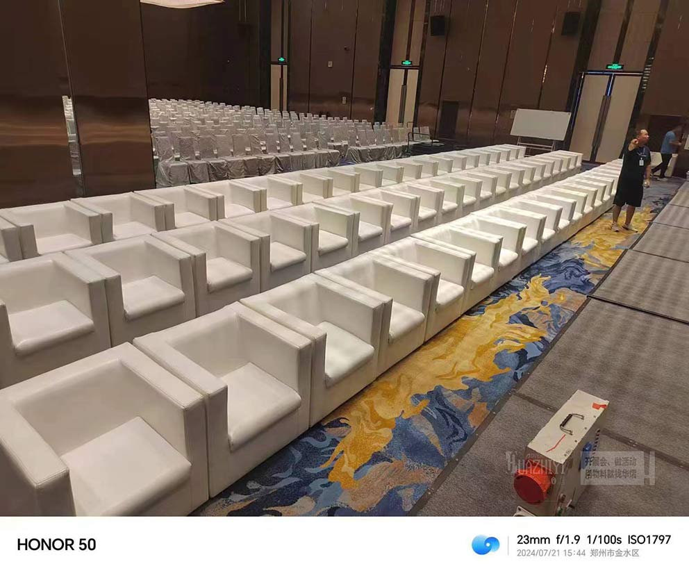 鄭州沙發(fā)租賃廠家布置活動(dòng)現(xiàn)場—白色皮質(zhì)沙發(fā)盡顯質(zhì)感