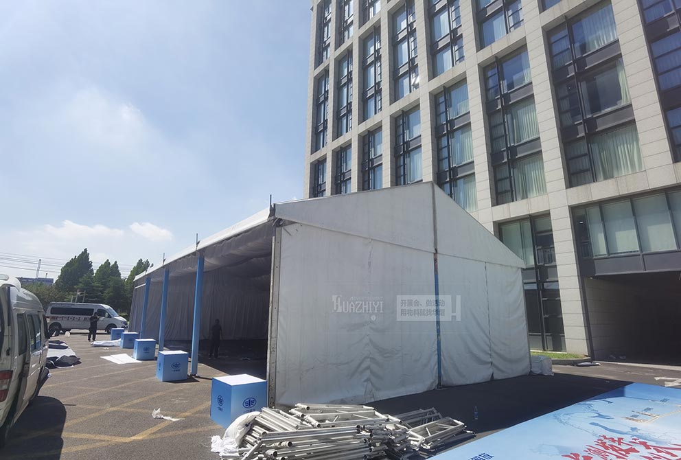 一汽解放發(fā)車儀式現(xiàn)場(chǎng)使用了洛陽(yáng)篷房租賃廠家搭建的臨時(shí)大篷