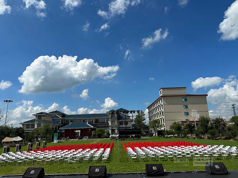 鄭州桌椅出租公司提供紅色塑料凳和白色折疊椅的搭配使用十分醒目喜慶