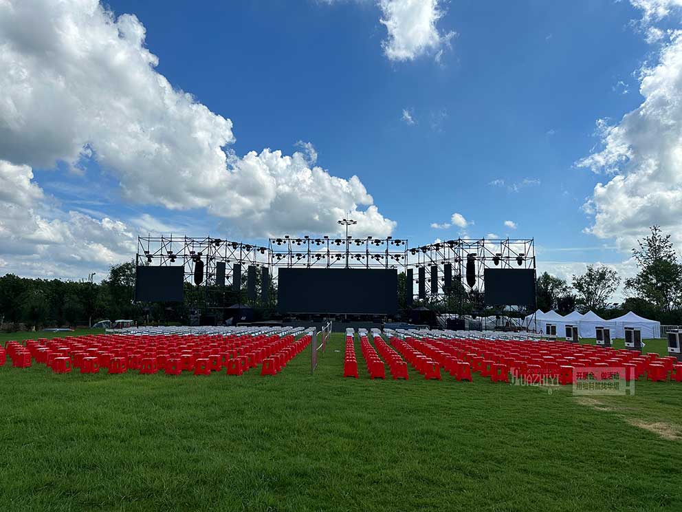 鄭州桌椅出租公司提供紅色塑料凳和白色折疊椅的搭配使用十分醒目喜慶