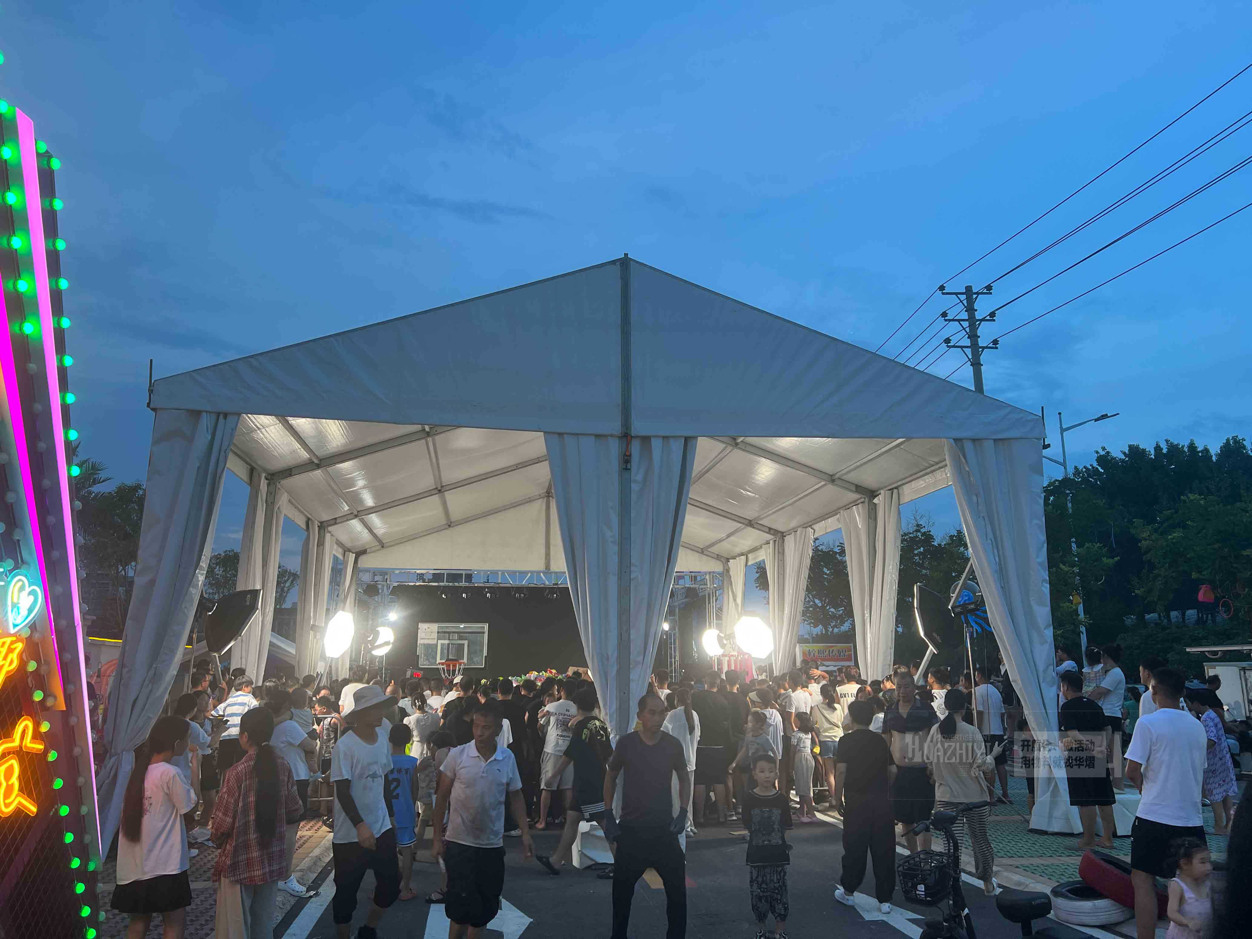 夏季室外臨時活動沒有遮擋擔心下雨？新鄉(xiāng)篷房租賃廠家來幫您