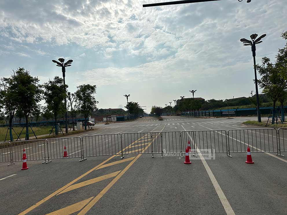 開(kāi)封鐵馬護(hù)欄租賃布置的護(hù)欄可以做為臨時(shí)道路管制來(lái)用