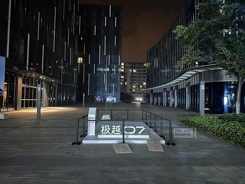 開(kāi)封鐵馬護(hù)欄租賃布置的護(hù)欄可以做為臨時(shí)道路管制來(lái)用