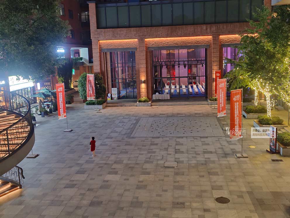 鄭州道旗出租在陽(yáng)光下隨風(fēng)飄動(dòng)，宣傳效果良好